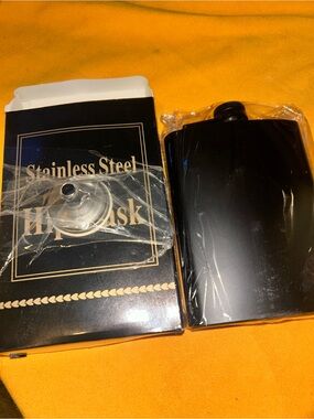 Hip Flask black stainless steel new in box with funnel
